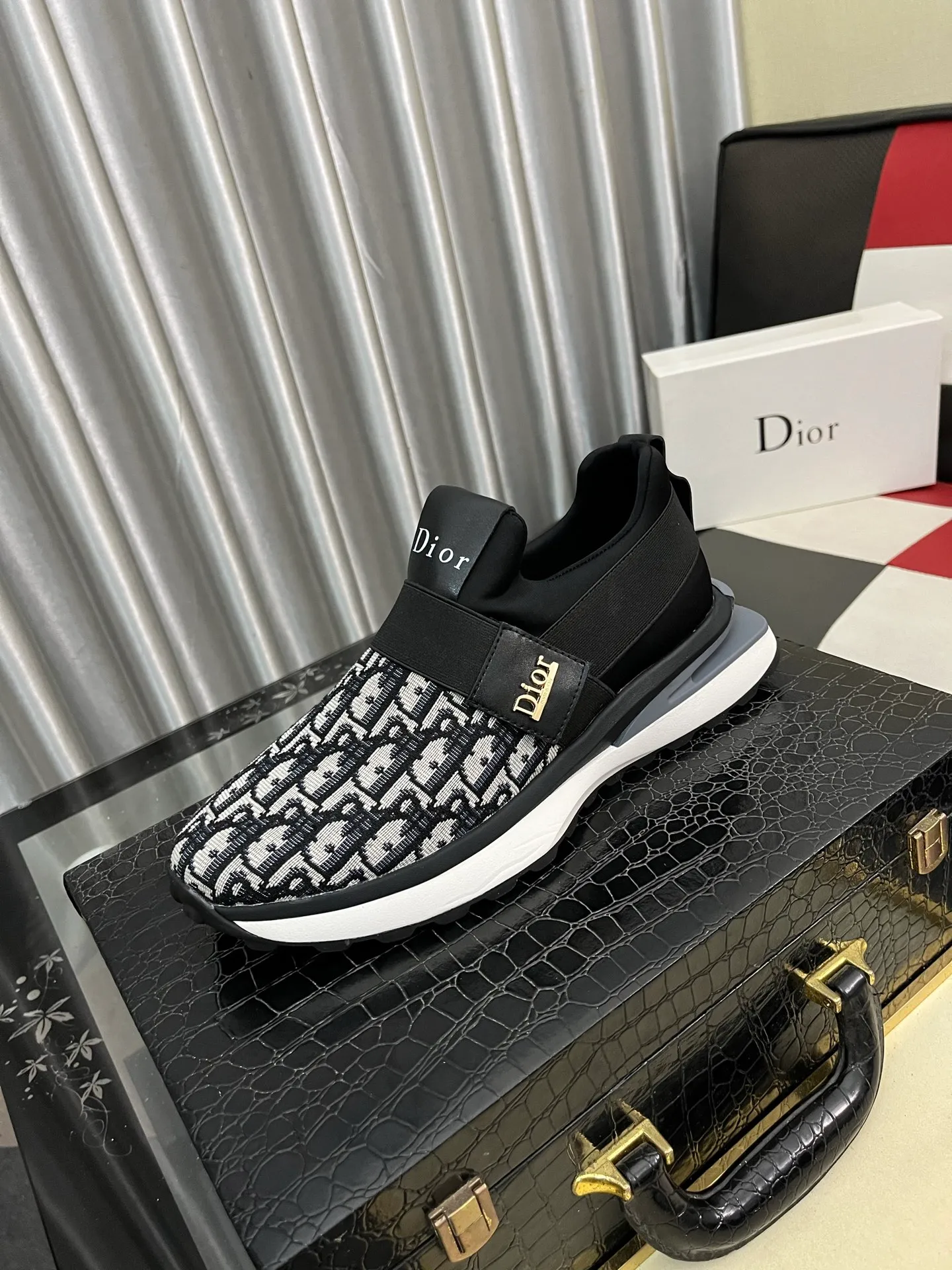 Men's Men's Shoes 💰458⌚️⌚️Dior [Dior] men's casual and trendy shoes are on the market! Strong British fashion style, the upper is made of nubuck leather with printed fabrics, comfortable pigskin lining, and original molded outsole. Designed by European and American masters, the perfect shape creates high quality, super versatile and very comfortable. High-end without losing taste, fashionable and novel! Code number: 38～442️⃣Colors available